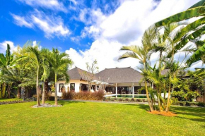Beautiful Beach Villa Nujum with staff.